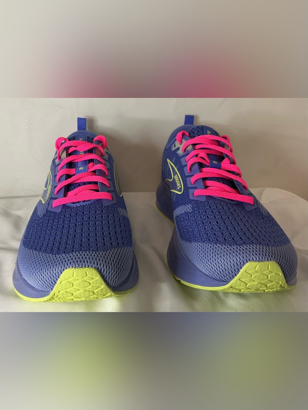 Brooks Women's Blue Running Shoes with Pink Laces NIB size 10.5 - Picture 4 of 10